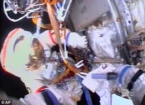 Astronauter fuldfører første rumvandring