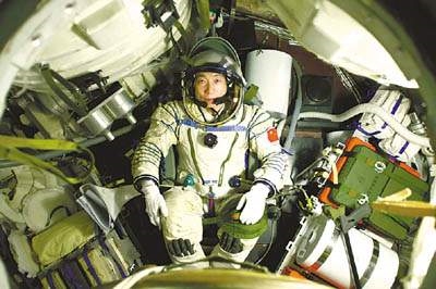 Astronauten absolvieren den ersten Weltraumspaziergang