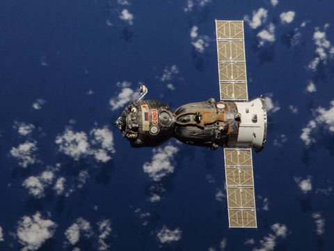 رواد الفضاء يتحركون سويوز في المحطة