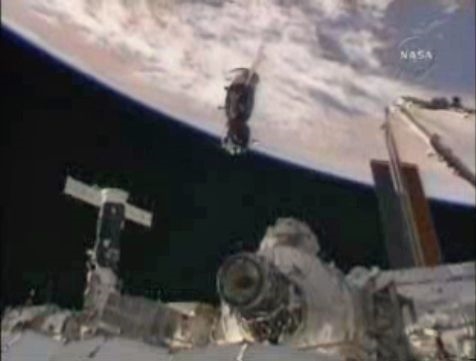 Astronauti pohybují Sojuzem na stanici