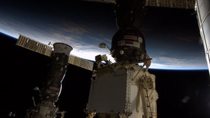 Los astronautas mueven a Soyuz en la estación