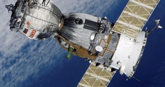 Az űrhajósok mozgatják a Szojuzt az állomáson
