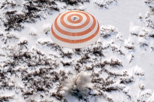Astronauții se deplasează pe Soyuz pe stație