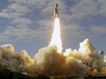 Space Shuttle Atlantis schiet weg