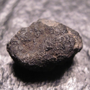 Des scientifiques analysent des fragments de météores