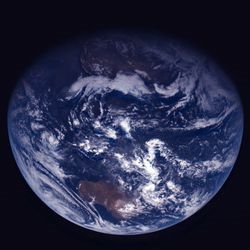 Rosetta photographie la Terre en survol