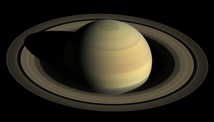 Portrait de Mimas dans les anneaux de Saturne
