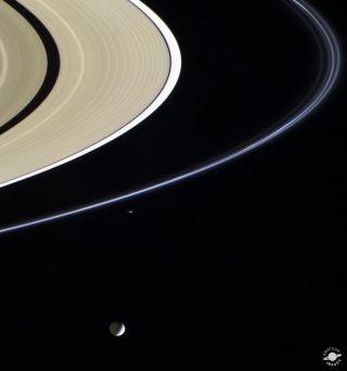 Portret de Mimas în inelele lui Saturn