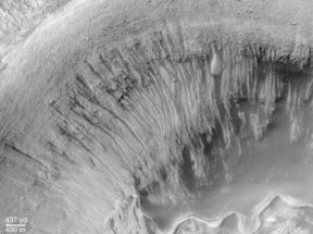 Crateras cheias de detritos em Marte