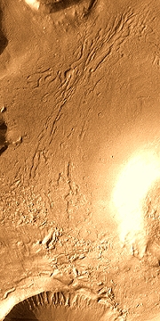 Debris naplnil krátery na Marse