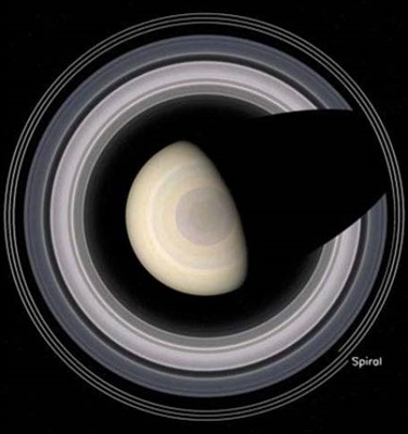 Une étoile jette un œil dans les anneaux de Saturne