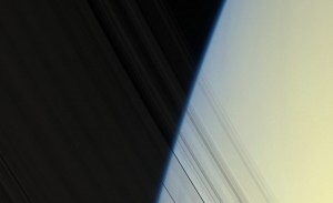 Una stella fa capolino tra gli anelli di Saturno