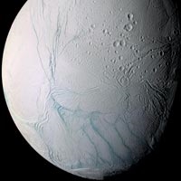 Un noyau radioactif pourrait expliquer les geysers sur Encelade