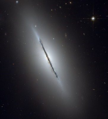 Vista do Hubble do NGC 5866