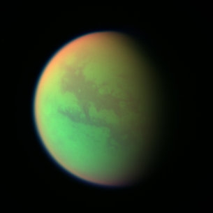Väärä värikuva Titanista