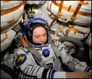Astronautit siirtävät Soyuz-avaruusaluksen