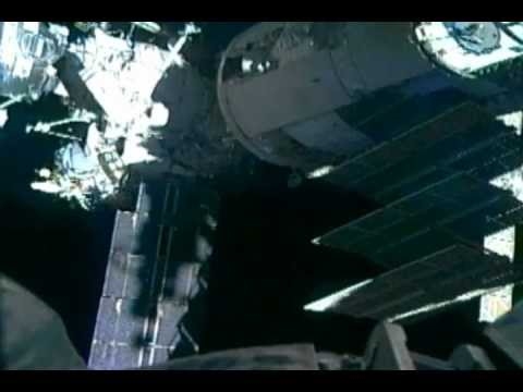 Les astronautes déplacent le vaisseau spatial Soyouz