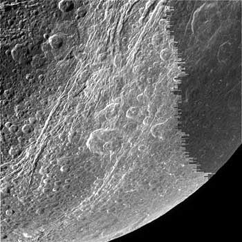 Cassinis erster Vorbeiflug an Dione