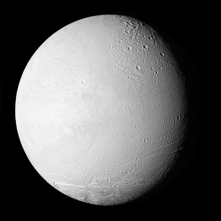 El primer sobrevuelo de Cassini de Dione