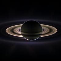 Hintergrundbild: Cassinis neueste Ansicht des Saturn