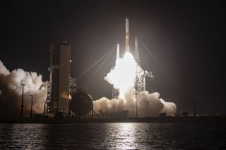 Delta IV-Rakete startet mit Cape Military Satellite von Cape Canaveral aus