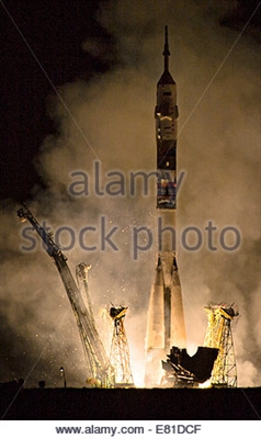 Expedição 14 é lançada na Soyuz russa