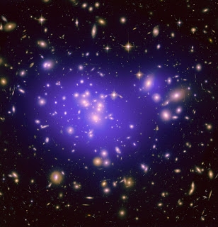 La materia oscura dobla la luz de un cuásar distante
