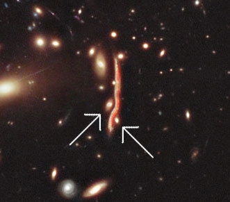 Tamsioji medžiaga skleidžia šviesą iš tolimojo kvazaro