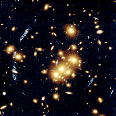 A matéria escura distorce a luz de um quasar distante