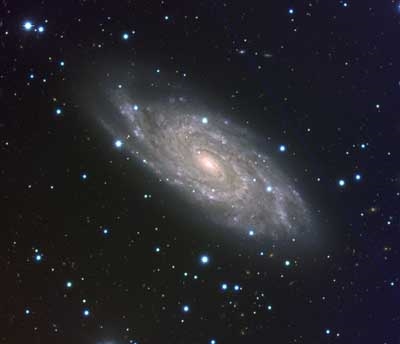 Supernova en una galaxia distante NGC 6118