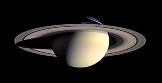 Cassini znajduje nowy pierścień wokół Saturna