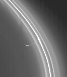 Prometeo torce gli anelli di Saturno