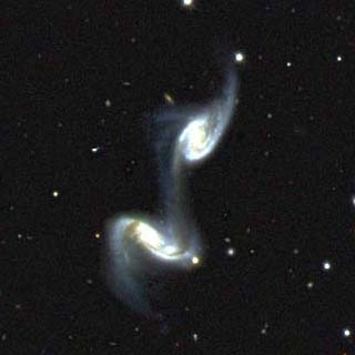 „Galaxy“ susmulkėja, nes susiduria su galaktikų grupe