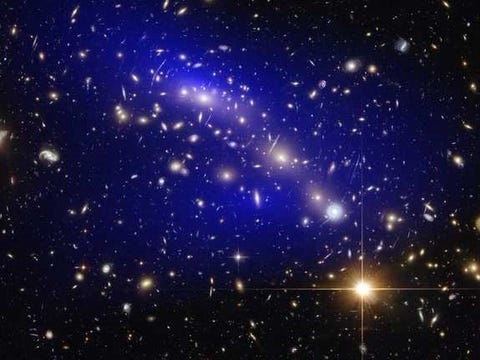 Galaxy Shreds mens det kolliderer med en klynge av galakser