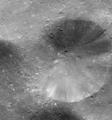 Close up pe Phoebe Crater