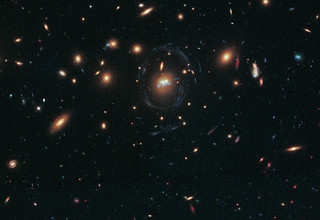 Hubble ser en gammel elliptisk galakse