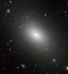 Hubble sieht eine alte elliptische Galaxie