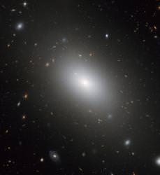 Hubble ser en eldgamalt elliptisk galakse