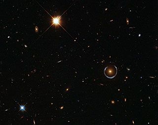 Ozadje: Galaksija z obročkom tvorbe zvezd