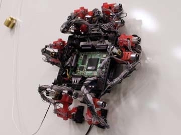 El robot trabaja en reparaciones mientras los astronautas de la EEI duermen