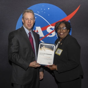 NASA utdelar forskningsbidrag för att stödja rymdflygningen
