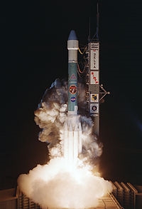 नासा SIRTF ने एक डेल्टा II रॉकेट को लॉन्च किया