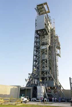 NASA SIRTF uvádza na palubu raketu Delta II