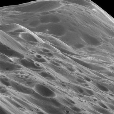 قرب صور Iapetus