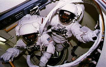 Astronauten bereiten sich auf den dritten Weltraumspaziergang vor