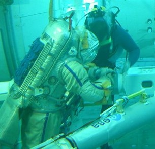 Astronauten bereiden zich voor op de derde ruimtewandeling