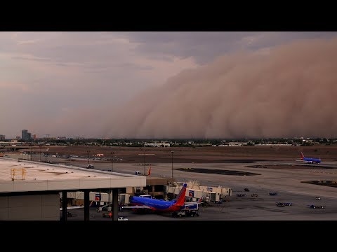 Vidéo apocalyptique en accéléré d'une tempête de poussière massive de Phoenix