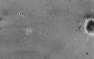 宇宙船が軌道から火星探査機を見る