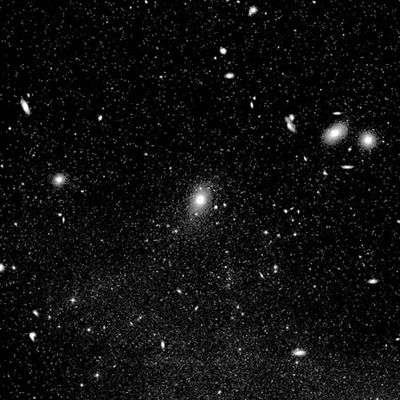 Vierge Cluster suce dans une galaxie éloignée
