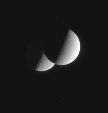 Dione pasa frente a Rea